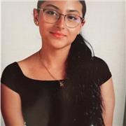 Persona que sabe lo básico de pintura y apta para niños aprendiendo.